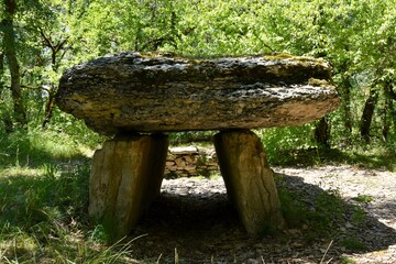 Le dolmen du Bois de Galtier près du village de Martiel dans l’Aveyron