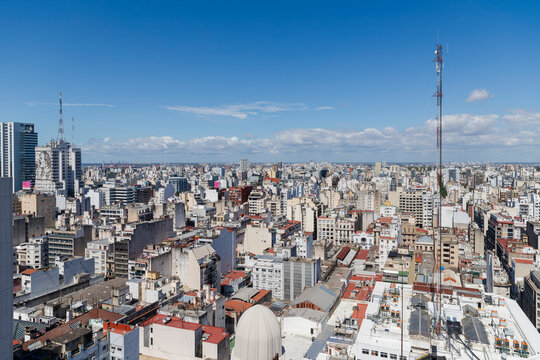 Vista a&eacute;rea de la arquitectura porte&ntilde;a en Buenos Aires, destacando el dise&ntilde;o urbano y los edificios ic&oacute;nicos.