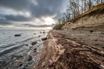 Die malerische Steilküste bei Katharinenhof auf der Ostseeinsel Fehmarn nach dem Sturm, im Herbst...