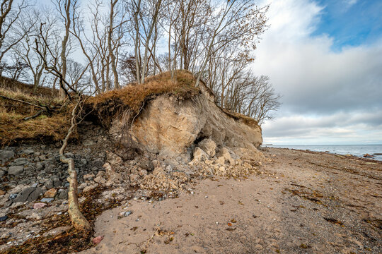 Strand an der malerischen Steilk&uuml;ste bei Katharinenhof, auf der Ostseeinsel Fehmarn nach dem Sturm, im Herbst 2023