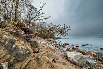 Die malerische Steilküste bei Katharinenhof auf der Ostseeinsel Fehmarn nach dem Sturm, im Herbst 2023