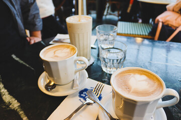 Cafés y batido en una cafetería