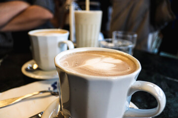 Café con leche en una cafetería