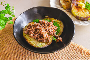 肉味噌をかけた加茂なすのステーキ