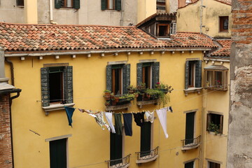 Wäsche trocknet im Hintehof - Venedig, Italien