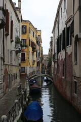 Schmaler Kanal mit Brücke - Venedig, Italien