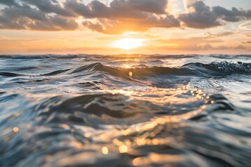 Obraz premium Serene sunset over gentle ocean waves, capturing nature's tranquil beauty.