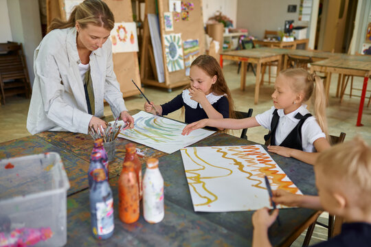 children in drawing classes at school