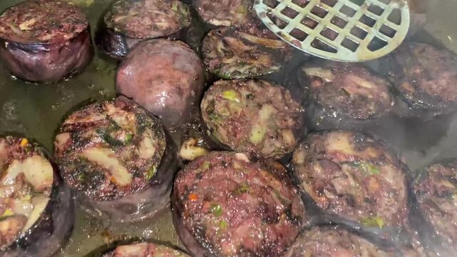 Video de alta calidad friendo morcilla, comida peruana