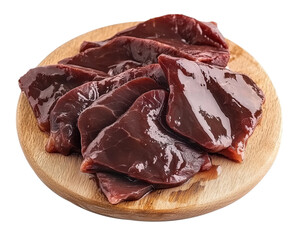 Obraz premium Bife de fígado cru fatiado em uma tábua de corte redonda, isoladas em fundo transparente.