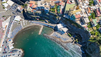 Foto aerea della spiaggia di Meta di Sorrento in  costiera sorrentina, Napoli, Italia