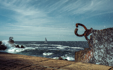 Fototapeta premium Seaside Art: San Sebastián’s Iconic Sculptures
