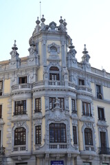 Obraz premium Madrid, Espagne, 20 juillet 2015 : Façade d’un batiment ancien situé au croisement de Gran viaet de la rue de l'alcala