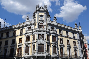 Madrid, Espagne, 20 juillet 2015 : Façade d’un batiment ancien situé au croisement de Gran viaet de la rue de l'alcala
