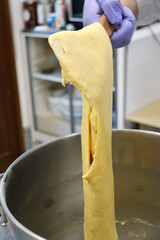 パン屋のキッチン、生地を伸ばす