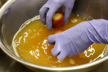 シロップにパンを浸す、調理工程、ケーキ屋の厨房