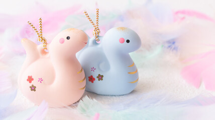 巳年　かわいい蛇の年賀状　パステルカラー　へびの正月飾り