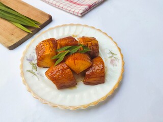 Boiled Cassava with Palm Sugar, is a traditional Indonesian dessert made from boiled cassava, combining the sweetness of palm sugar and the soft texture of cassava.
