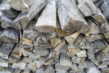 積み上げられた薪