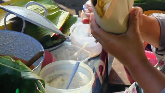The buyer is making an order of liwet rice for a customer