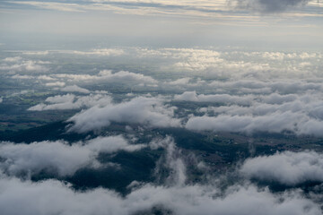 Obraz premium The sky is filled with clouds, creating a moody and somewhat ominous atmosphere