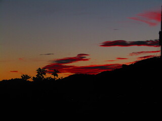 Atardecer con nubes rojas