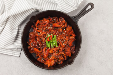 Octopus is a mollusk of the octopus family. It is similar to an octopus, but its body is about 20 to 30 cm long, short and round.