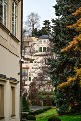 Großer Fürstenberg-Garten (tschechisch Velka Fürstenberska zahrada) in Prag, Tschechien mit wunderschönen Treppen und kleinen Häusern