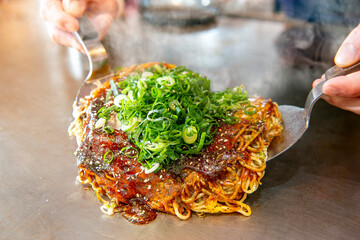 鉄板で焼く美味しそうなお好み焼き