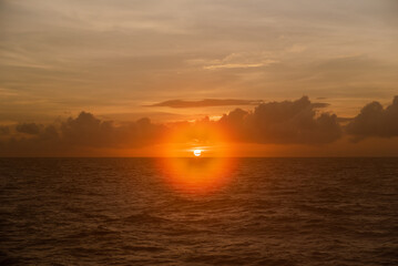 아침을 알리는 태양의 레이져 빛
