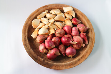 Obraz premium Traditional herbs and spices, placed on wooden plates such as shallots and garlic 