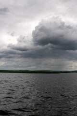majestatyczne chmury burzowe wiszące nad wodami Wolińskiego Parku Narodowego. Zapowiedź ogromnej burzy © Kamil_k2p