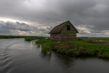 burzowe chmury nad starą drewnianą stodołą. Wolański Park Narodowy