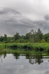 łagodne lustro wody jeziora tuż przed nadciągającą burza