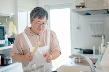 キッチンで作業する中年男性