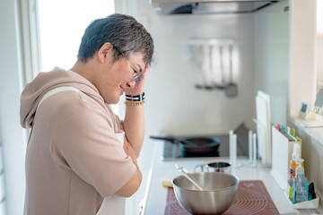 キッチンで考える中年男性