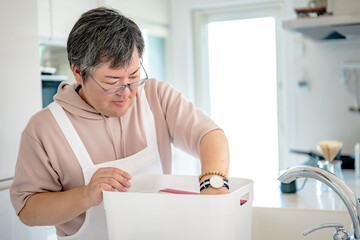 珈琲を入れる中年男性