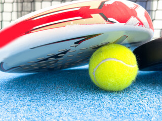  paddle rackets on the playing court