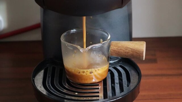 Brew espresso from the coffee machine.커피머신에서 에스프레소를 내립니다.