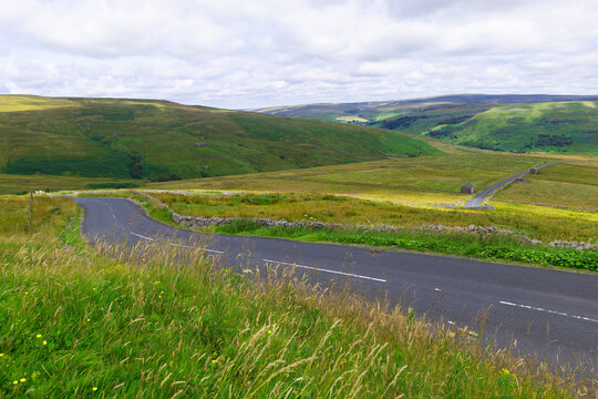 Light streaks on the road to Muker.