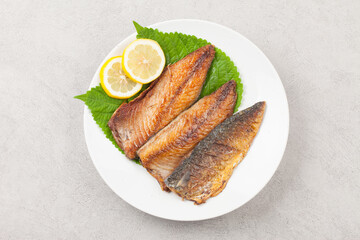 Mackerel is a saltwater fish of the mackerel family. The body is fat and plump, has greenish-black wave patterns on the back, and the belly is silver-white.