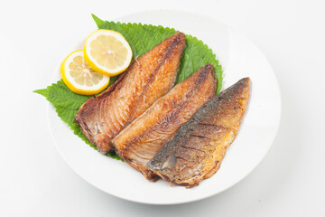 Mackerel is a saltwater fish of the mackerel family. The body is fat and plump, has greenish-black wave patterns on the back, and the belly is silver-white.