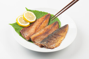 Mackerel is a saltwater fish of the mackerel family. The body is fat and plump, has greenish-black wave patterns on the back, and the belly is silver-white.