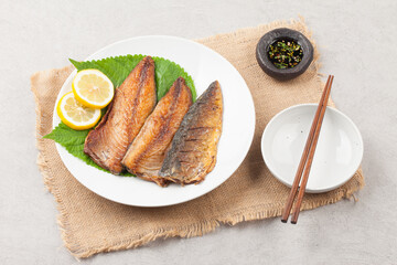 Mackerel is a saltwater fish of the mackerel family. The body is fat and plump, has greenish-black wave patterns on the back, and the belly is silver-white.