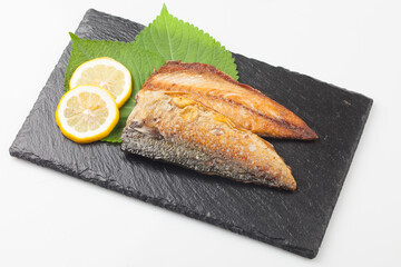 Mackerel is a saltwater fish of the mackerel family. The body is fat and plump, has greenish-black wave patterns on the back, and the belly is silver-white.