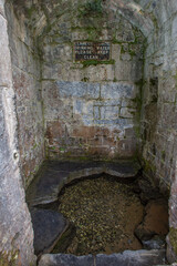 Am Wild Atlantic Way befindet sich diese Trinkwasserquelle aus dem Jahr 1860 die noch heute...