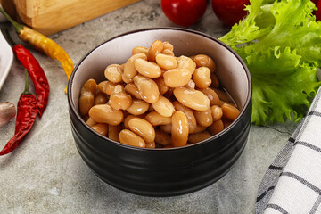 White canned beans in the bowl