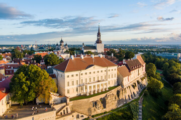 Fototapeta premium Iconic aerial skyline view of Tallinn Old Town and Toompea hill on a sunny summer evening. Stenbock House, Patkuli viewing platform, defensive walls, rooftops.