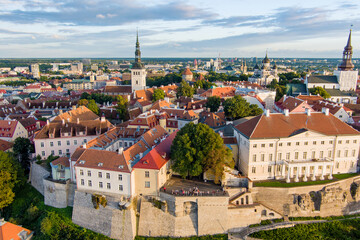 Fototapeta premium Iconic aerial skyline view of Tallinn Old Town and Toompea hill on a sunny summer evening. Stenbock House, Patkuli viewing platform, defensive walls, rooftops.