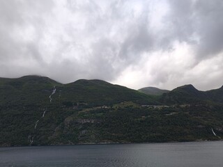 Fiordo de Geiranger, Fiordo Noruego, Arriba de la Montaña
